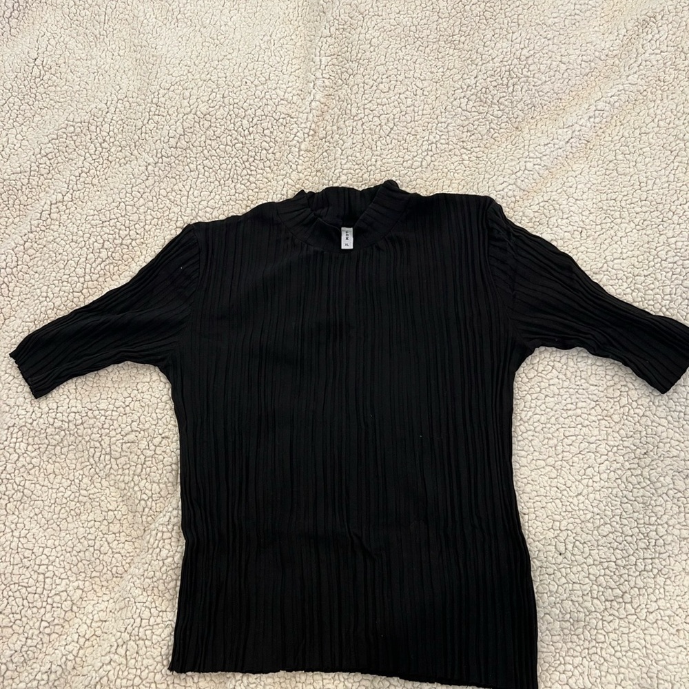 Like new. Black ribbed mock neck 3/4 sleeve by Kotn.